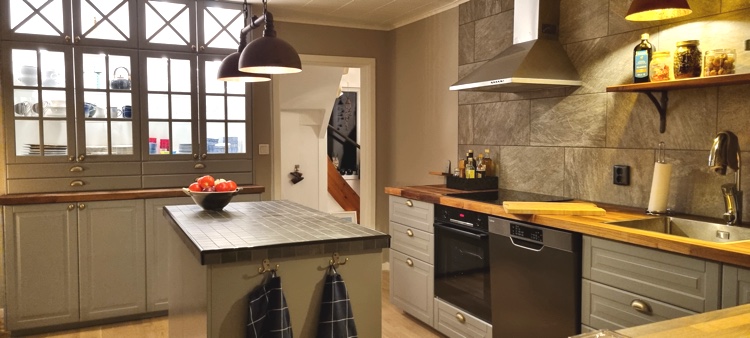 Komplett köksrenovering med kaklade ytor och bänkskivor i trä