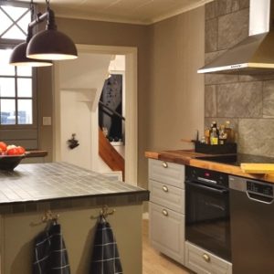 Komplett köksrenovering med kaklade ytor och bänkskivor i trä